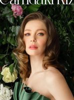 Девушка за стеклом